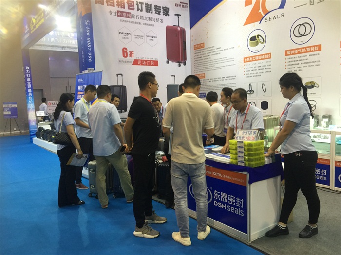 我们第一娱乐展位相当热闹的哦！