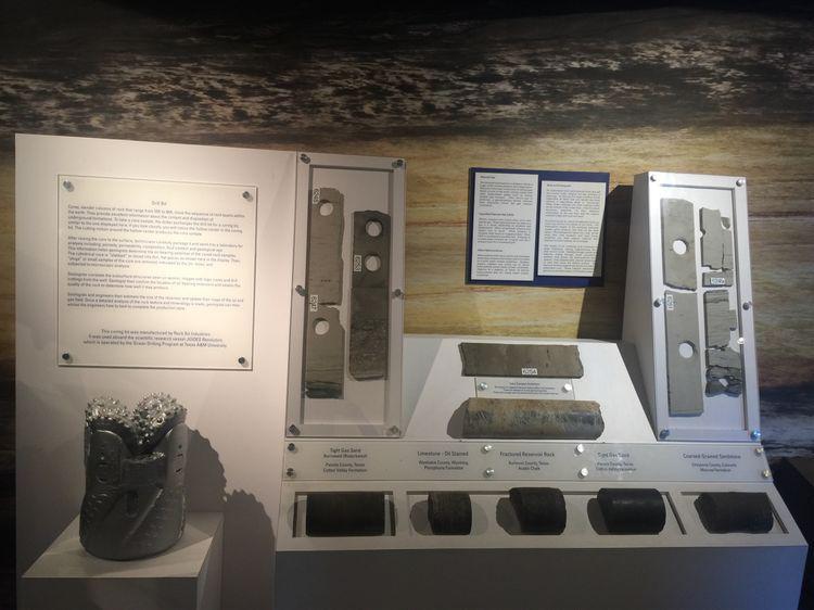 采油勘探钻井岀来的：各种不同类型的矿物质标本展示！